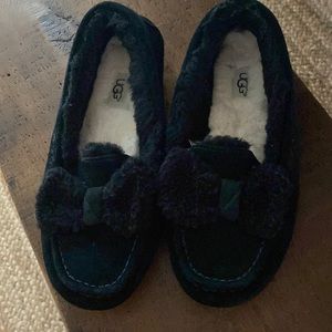 Size 8 ugg shoes.  Worn maybe 4 times.   Excellent condition.   Warm!